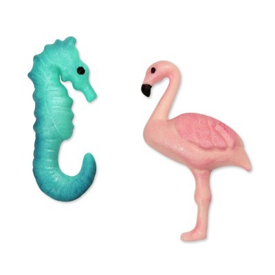 Brinquedos de cavalo-marinho azul e flamingo rosa sobre fundo branco