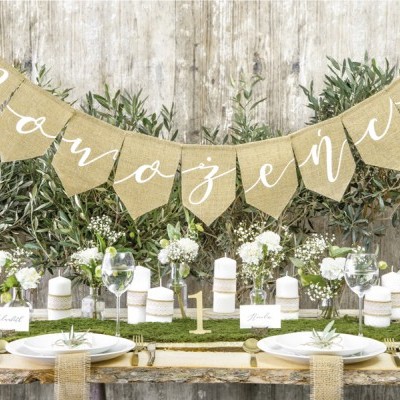 Decoração rústica de mesa para casamento com flores e bandeirolas de juta