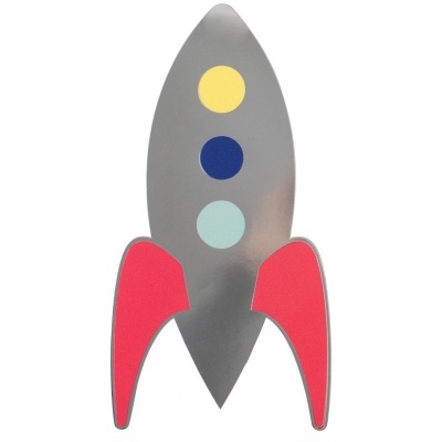 Objeto em forma de foguete cinza com círculos coloridos e aletas vermelhas