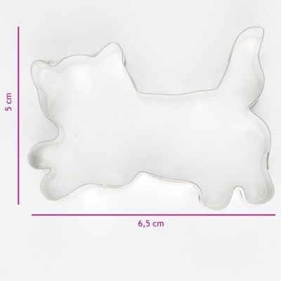 Forma de metal prateado para bolachas em formato de gato sobre fundo branco