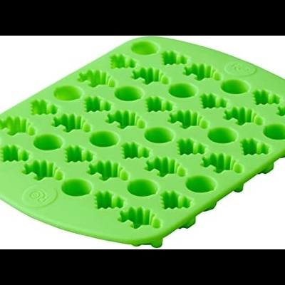 Moldes de silicone verde com cavidades em formas de círculos e folhas