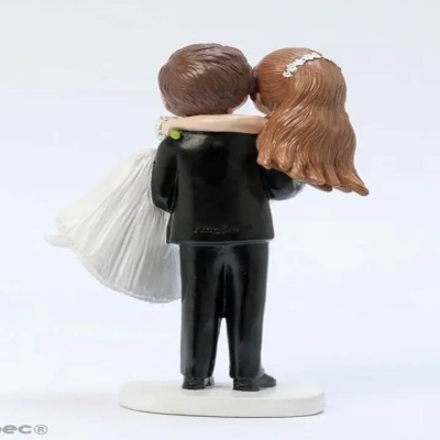 Estatueta de casal de noivos em cerâmica com vestido branco e fato preto