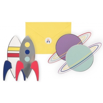 Dois foguetes e dois planetas de papel coloridos junto a um envelope amarelo com autocolante astronauta