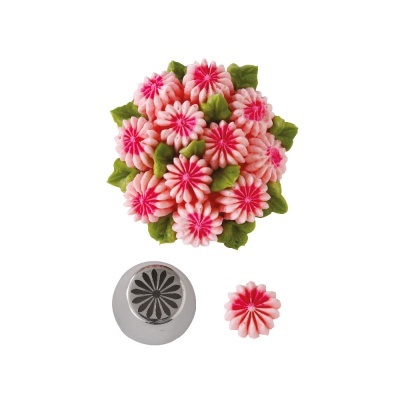 Decoração para bolos com flores cor-de-rosa e verde e um bico de confeitar metálico