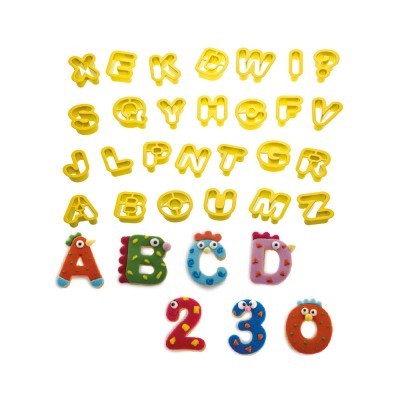 Moldes amarelos de letras, sinais de pontuação e números para bolachas com bolachas decoradas coloridas em forma de letras e números