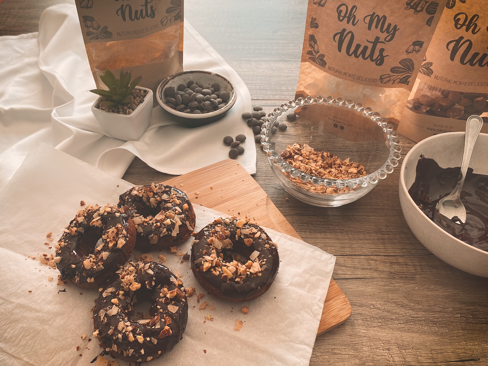 Mini donuts cobertos de chocolate e nozes com embalagem Oh My Nuts