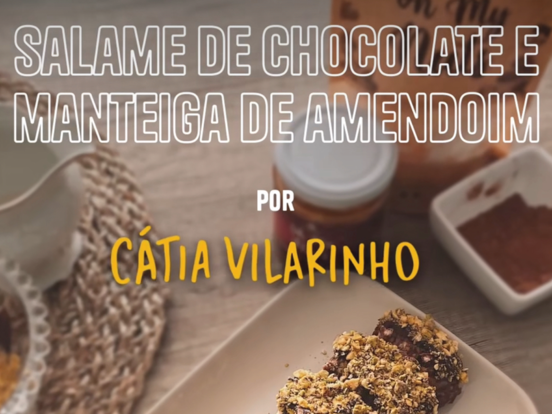 Fatias de salame de chocolate e manteiga de amendoim num prato branco com texto em destaque.
