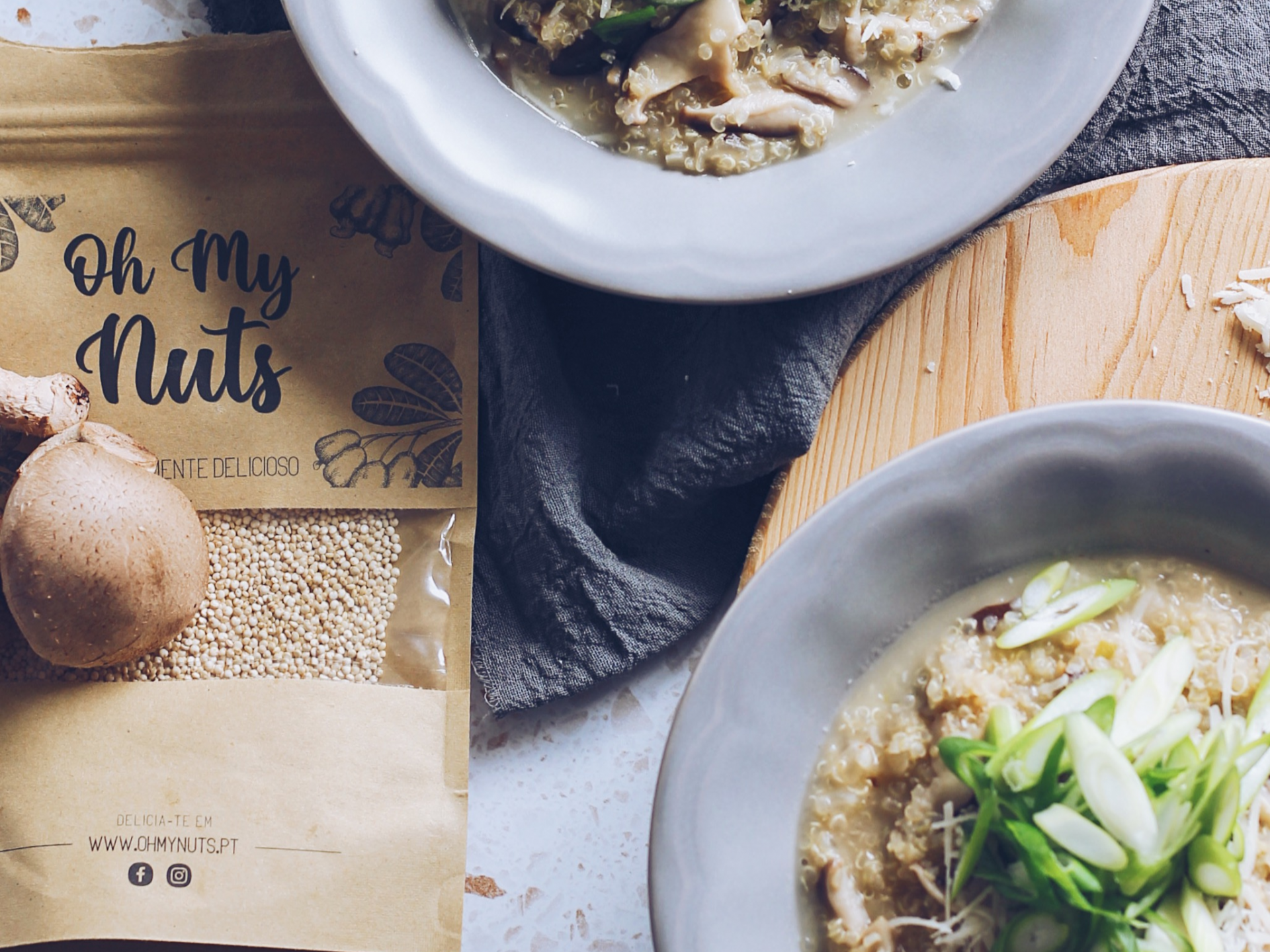 Pacote de sementes e dois pratos de sopa cremosa com cebolinho
