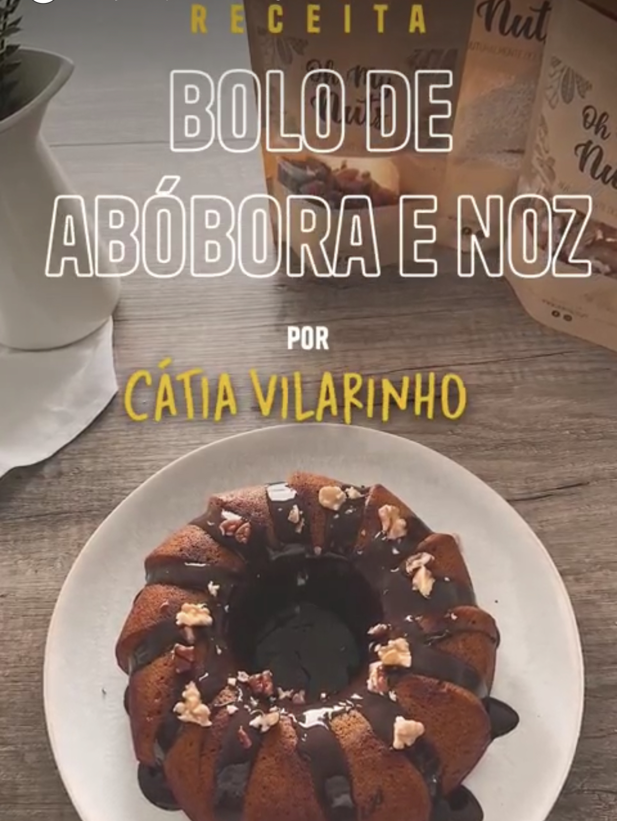 Bolo de abóbora e noz com cobertura de chocolate num prato branco