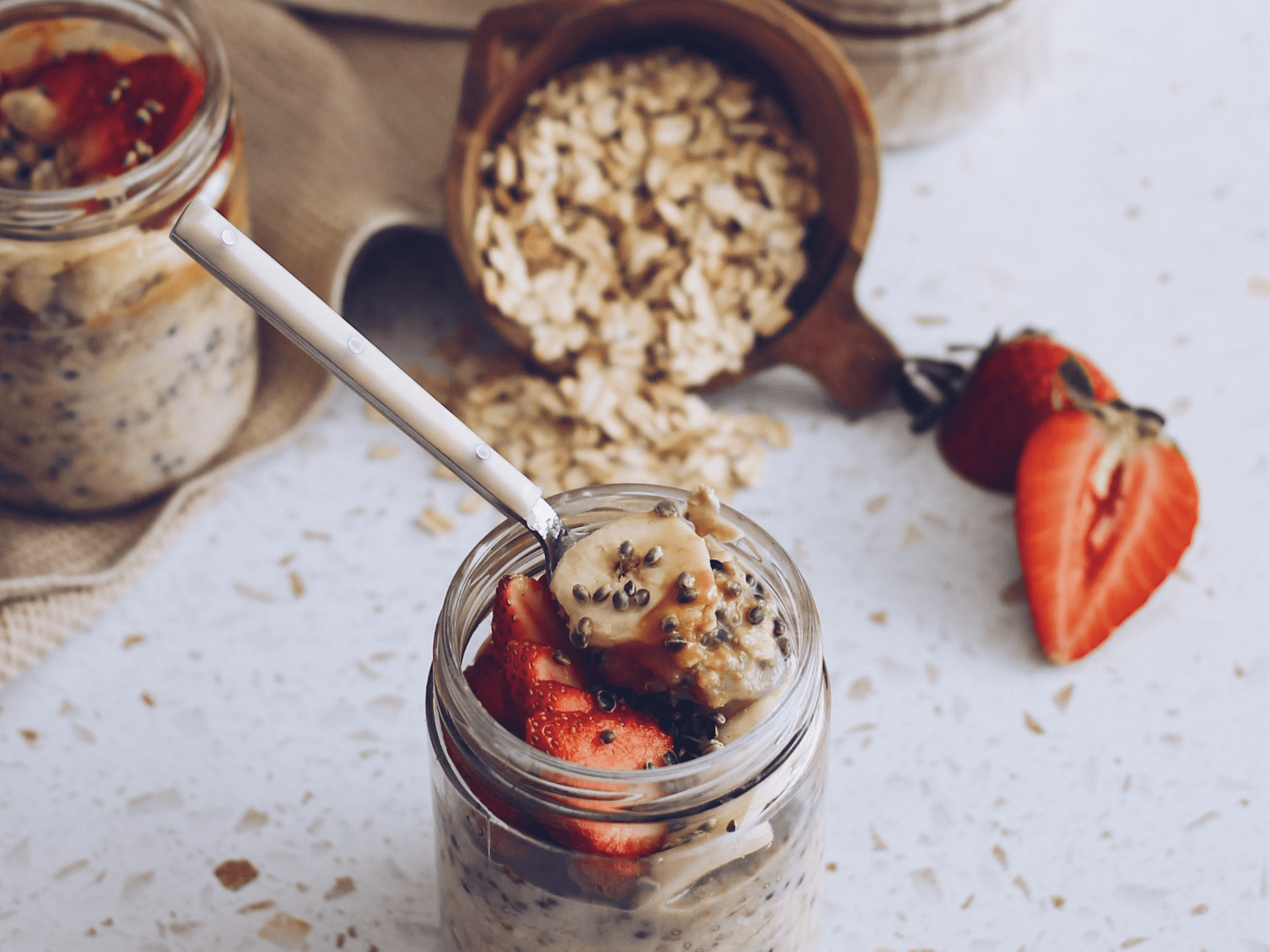 Frasco de vidro com mingau, aveia, morangos e banana