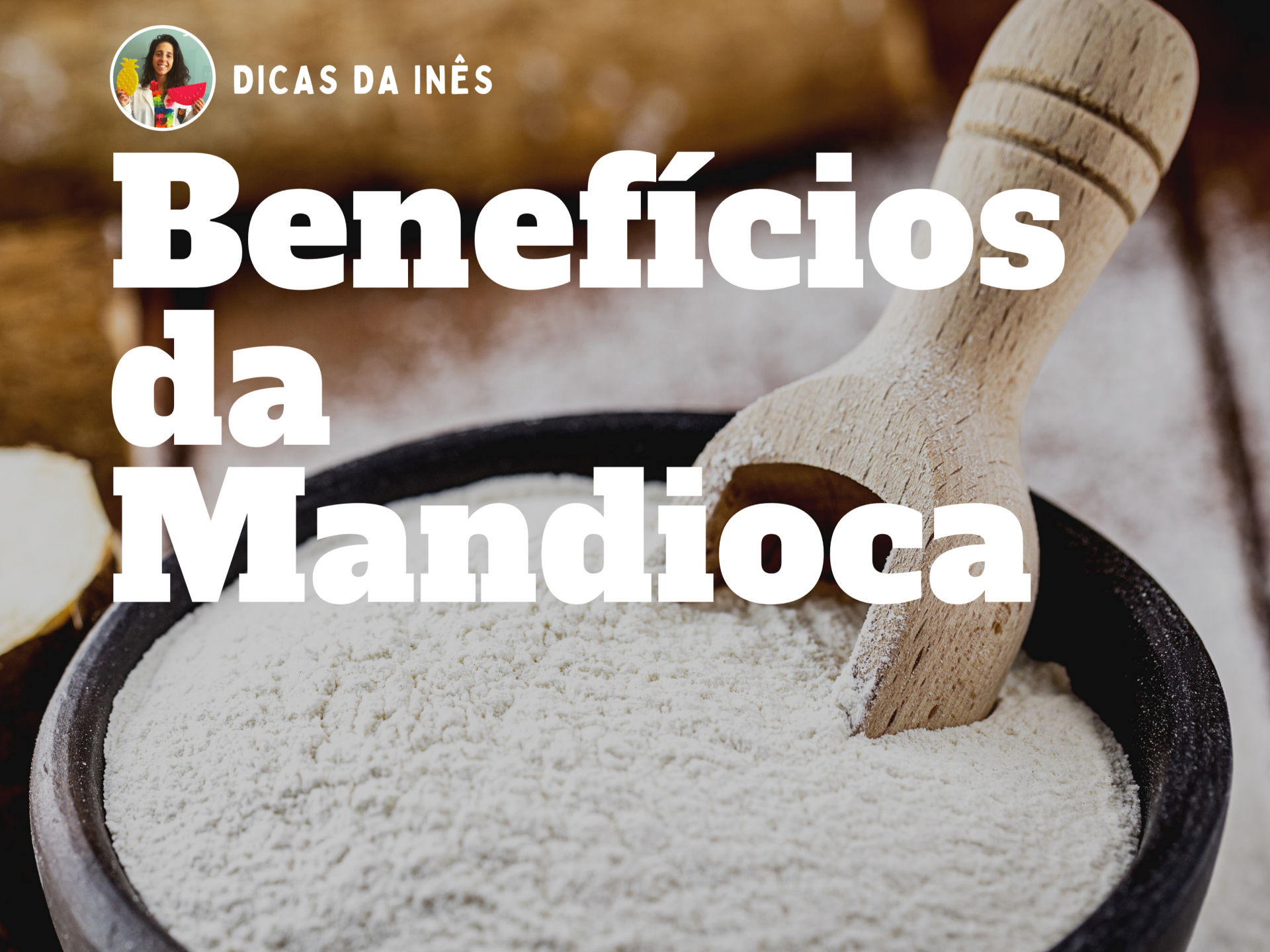 Recipiente com farinha branca de mandioca e utensílio de madeira com texto 