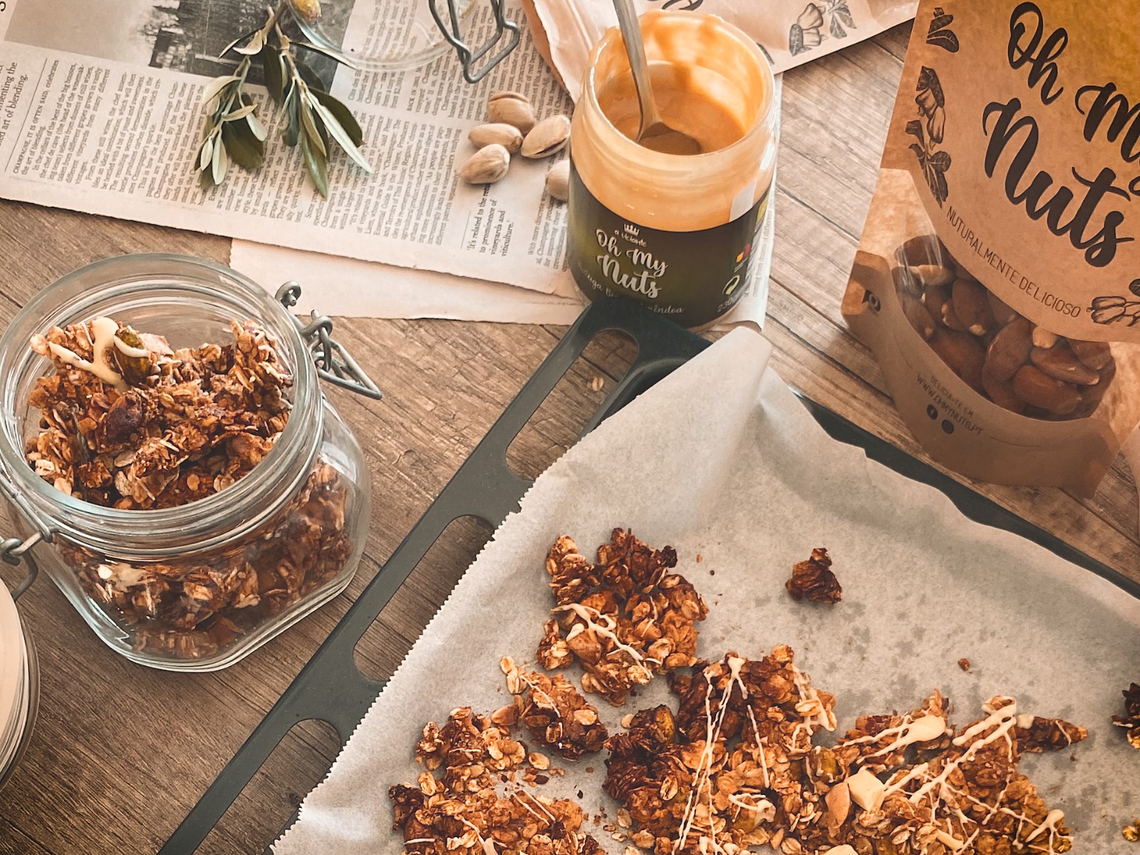 Barras de granola com nozes e creme de noz Oh My Nuts num ambiente rústico