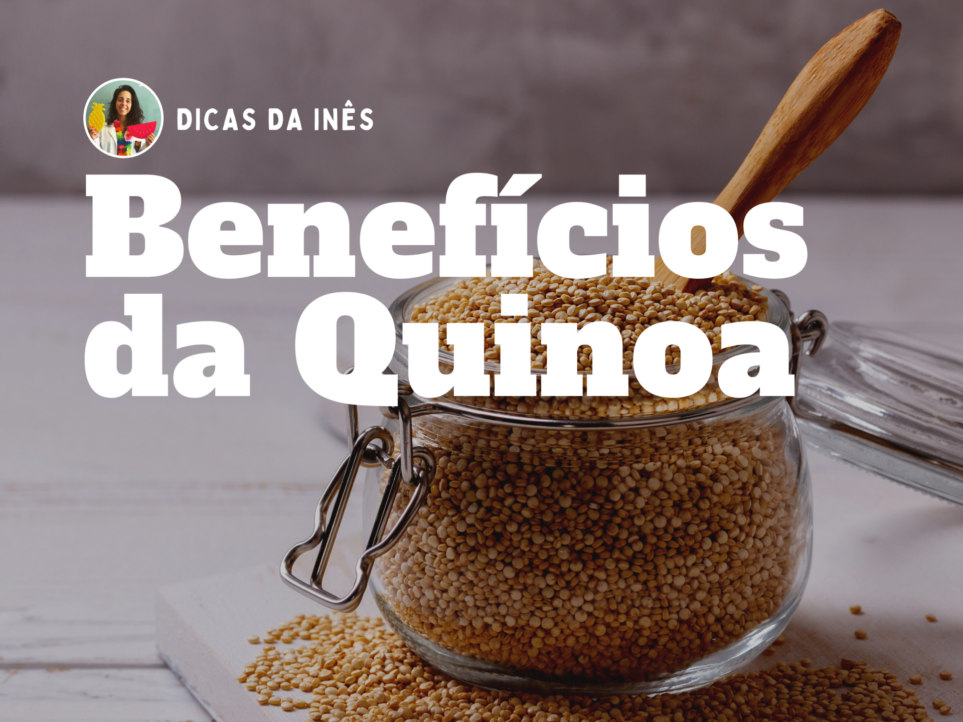 Frasco de vidro com quinoa e colher de madeira