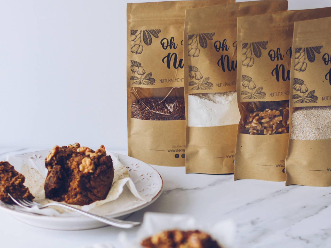 Pacotes de papel com janela transparente contendo produtos a granel e prato com bolo