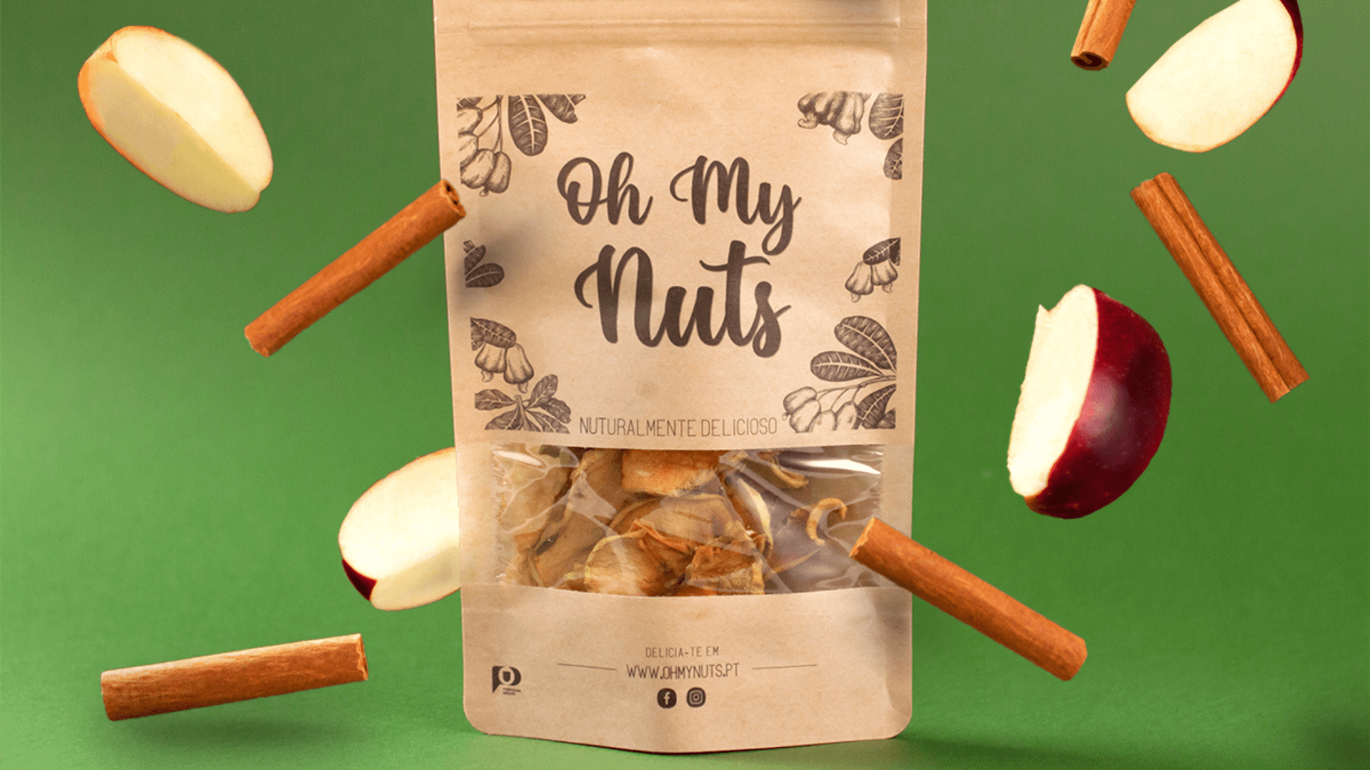 Pacote de snack Oh My Nuts rodeado de paus de canela e fatias de maçã