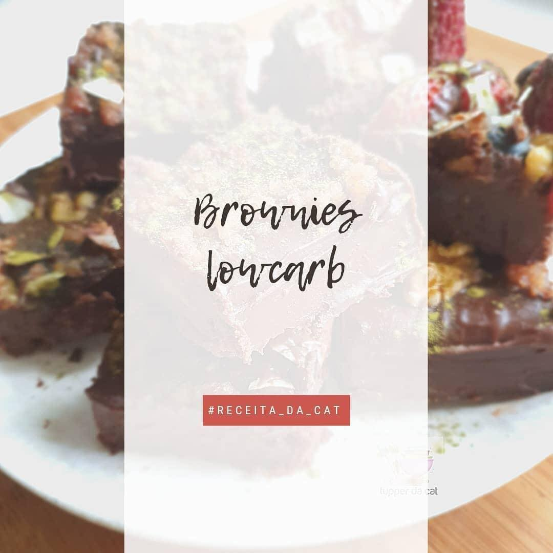 Brownies lowcarb com pedaços de nozes num prato branco
