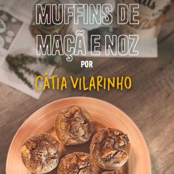Prato de madeira com seis muffins de maçã e noz dourados