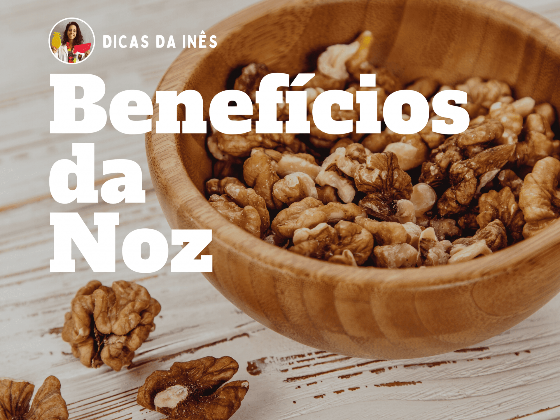 Tigela de madeira com nozes descascadas e texto em branco 'Benefícios da Noz'