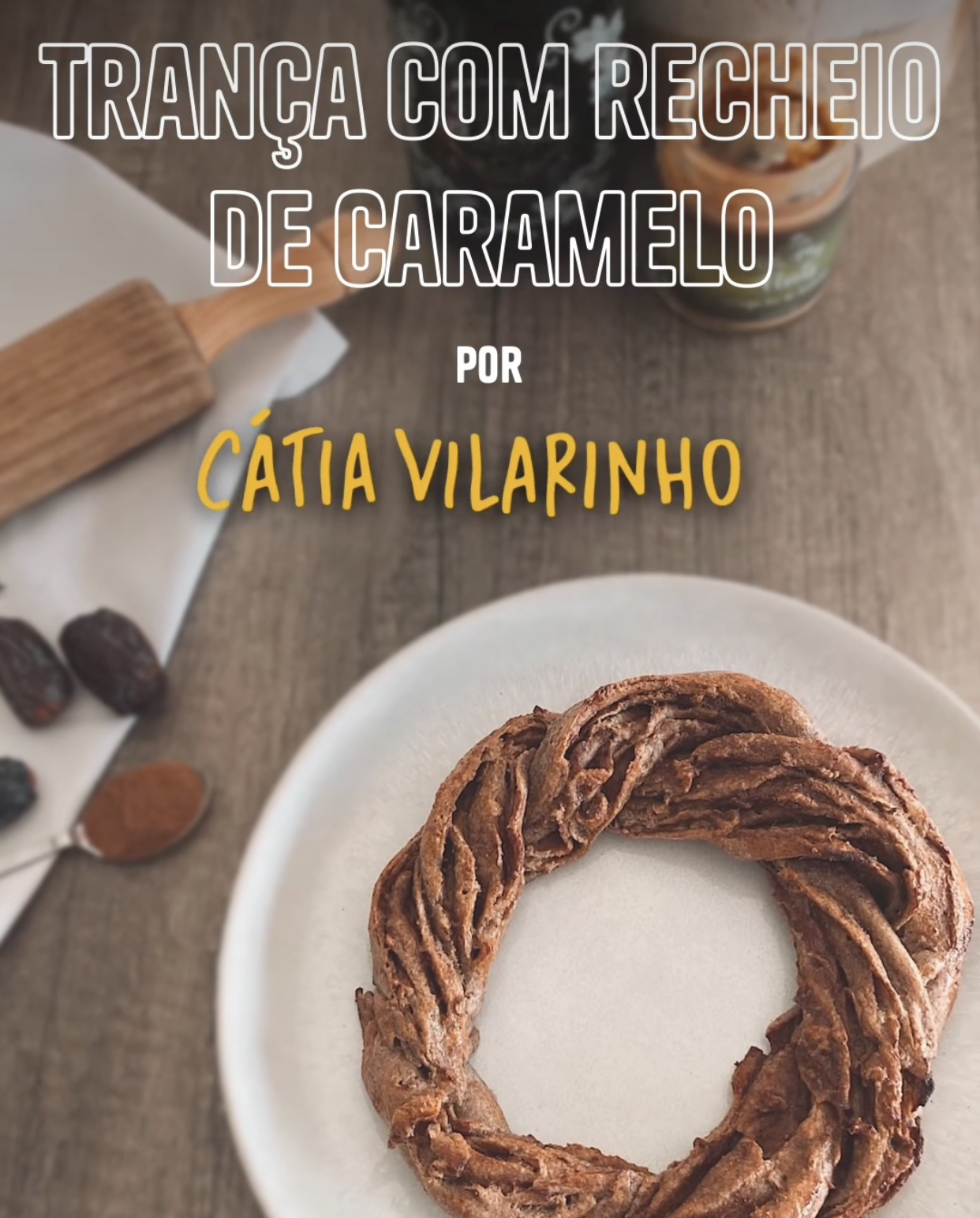 Trança com recheio de caramelo num prato branco em mesa de madeira com utensílios e ingredientes ao fundo