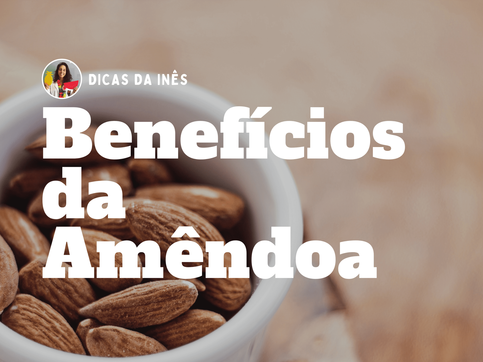 Close-up de amêndoas inteiras numa tigela branca com texto sobreposto em português