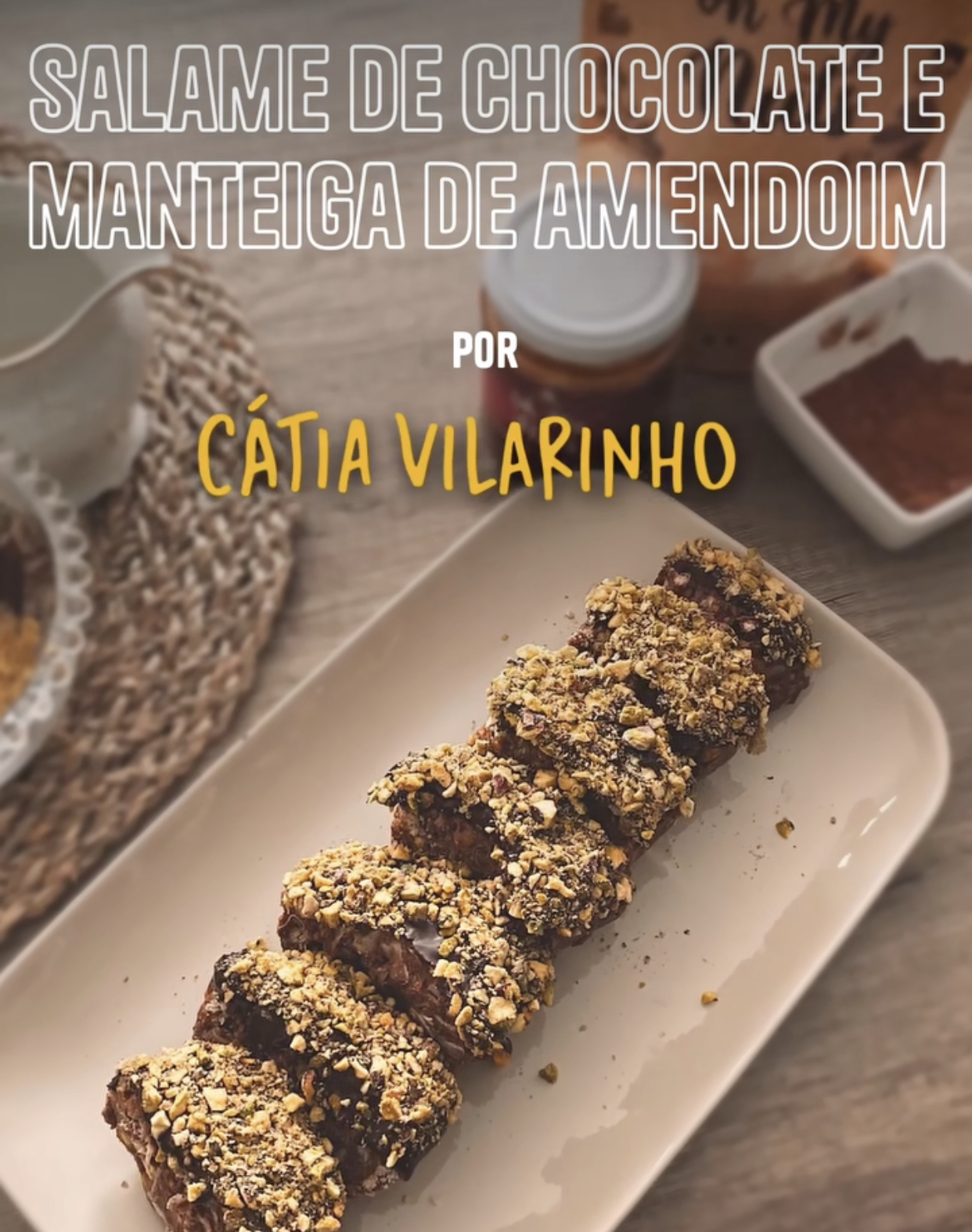Fatias de salame de chocolate com manteiga de amendoim numa travessa branca