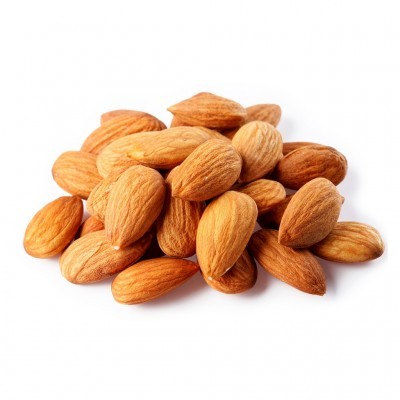 Amêndoas inteiras com casca num montinho sobre fundo branco