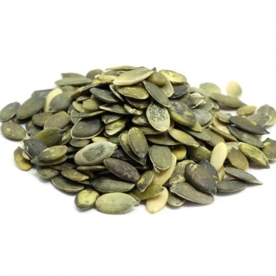 sementes de abóbora descascadas sobre fundo branco