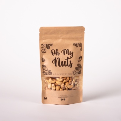 Saco de papel castanho com fecho zip lock contendo cajus, com texto 'Oh My Nuts' e ilustrações em preto