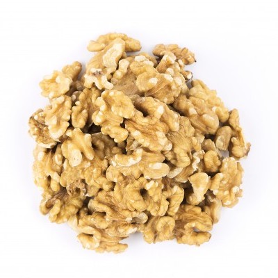 Metades de noz castanha clara com textura rugosa sobre fundo branco