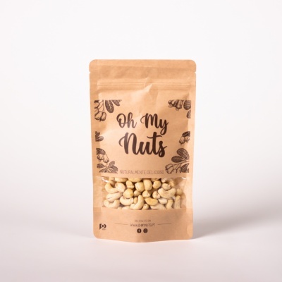 Embalagem de papel castanho com anacardos e texto Oh My Nuts