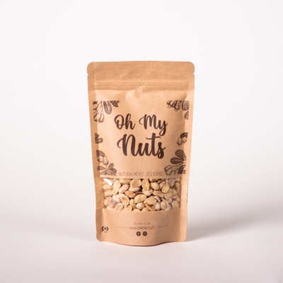 Pacote castanho de amendoins 'Oh My Nuts' em fundo branco