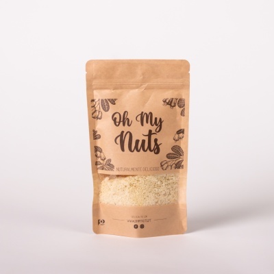 Saco de papel castanho com mistura moída e texto Oh My Nuts