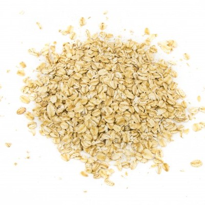 Monte de flocos de aveia secos sobre fundo branco