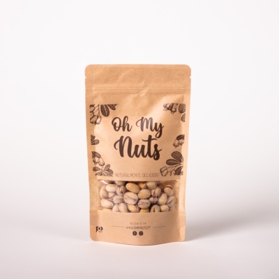 Pacote castanho claro com nozes e texto Oh My Nuts NATURALMENTE DELICIOSO