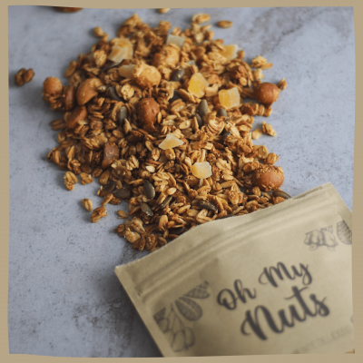 Mistura de granola e frutos secos com embalagem 'Oh My Nuts' aberta