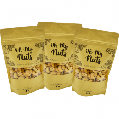 Três sacos de frutos secos 'Oh My Nuts' em embalagem castanho dourada