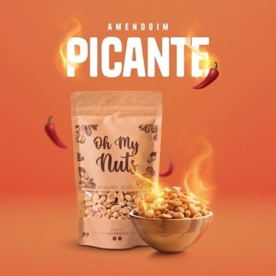 Embalagem de amendoins 'Oh My Nuts' e tigela com amendoins picantes em fundo laranja