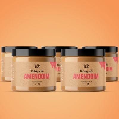 Frascos de creme de amendoim com etiqueta 