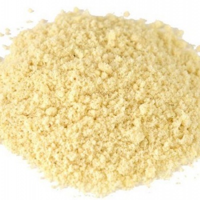 Pó amarelo claro fino e granuloso sobre fundo branco