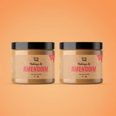 Dois frascos de pasta de amendoim com rótulo bege e rosa em fundo laranja