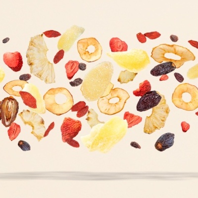 Variedade de frutas secas e desidratadas flutuando num fundo branco