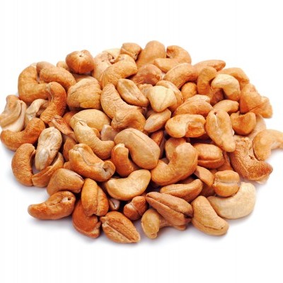 Castanhas de caju secas em fundo branco