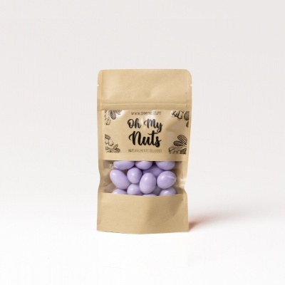 Embalagem de papel castanho com amêndoas lilás