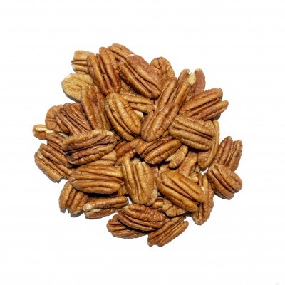 Nozes pecan inteiras, castanho claro, sobre fundo branco