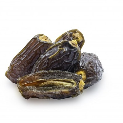 Tâmaras secas castanhas escuras sobre fundo branco