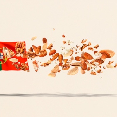 Embalagem com a bandeira de Portugal e amêndoas a flutuar