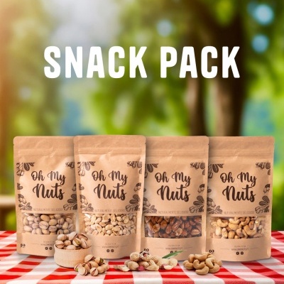 Quatro pacotes de frutos secos Oh My Nuts sobre mesa xadrez vermelha e branca com texto SNACK PACK