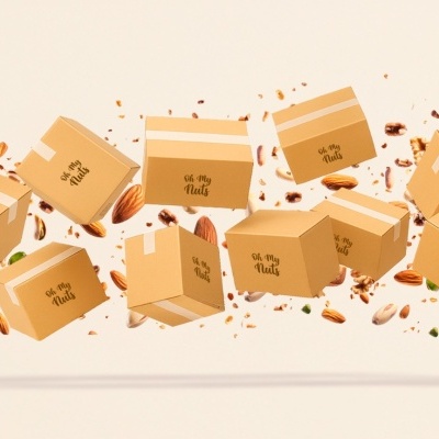 Caixas de cartão castanhas com texto preto rodeadas por sementes e frutos secos em fundo bege claro