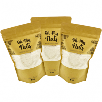 Pacotes castanhos de snacks Oh My Nuts com janela translúcida e texto preto