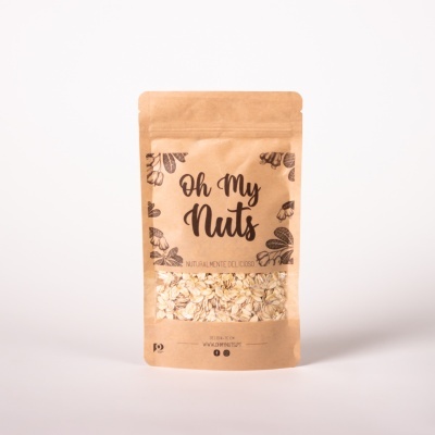 Embalagem de papel castanho claro com aveia e texto Oh My Nuts